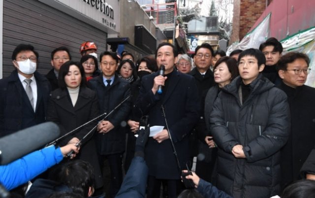 우상호 국회 용산 이태원 참사 진상규명과 재발방지를 위한 국정조사특별위원회 위원장을 비롯한 특조위원들이 21일 오전 서울 용산구 이태원 참사현장 현장조사에 앞서 발언을 하고 있다. 뉴스1