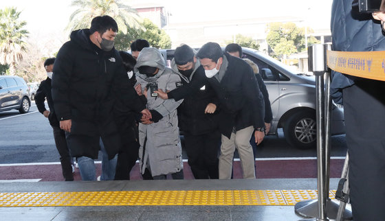 제주에서 유명 음식점 대표를 살해한 혐의를 받고 있는 50대 남성 김모씨가 20일 오전 제주동부경찰서로 압송되고 있다. 2022.12.20 뉴스1