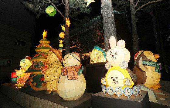 서울 종로구 조계사 일주문 앞 크리스마스 트리가 점등식을 갖고 불을 밝히고 있는 모습. 2022.12.14/뉴스1