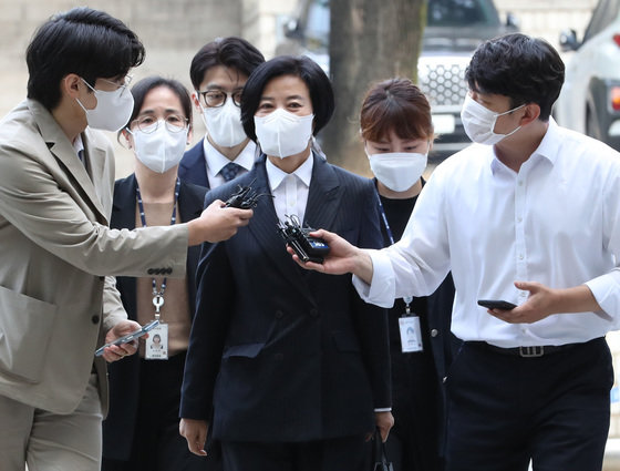 청탁을 명목으로 10억원 가량의 금품을 수수한 의혹을 받고 있는 이정근 전 민주당 사무부총장이 30일 오전 서울 서초구 서울중앙지방법원에서 열린 영장실질심사에 출석하고 있다. 2022.9.30/뉴스1