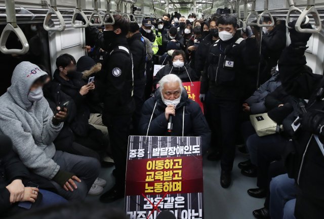 박경석 전국장애인차별철폐연대(전장연) 대표가 20일 오전 서울 광화문역에서 장애인 권리 예산 보장을 촉구하는 지하철 탑승 선전전을 하고 있다. 뉴스1