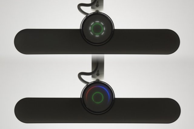 조명 뒤쪽 중앙에 모드 다이얼이 있다. 모드 다이얼을 조정해 자동 및 수동 모드에서 밝기와 색온도를 조정할 수 있다. 출처=IT동아