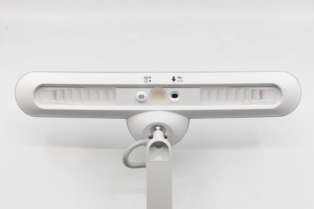 조명은 배광 범위를 넓히기 위해 굴곡 있는 구조로 돼있으며, 조명 중앙에 감지 센서가 배치돼있다. 출처=IT동아