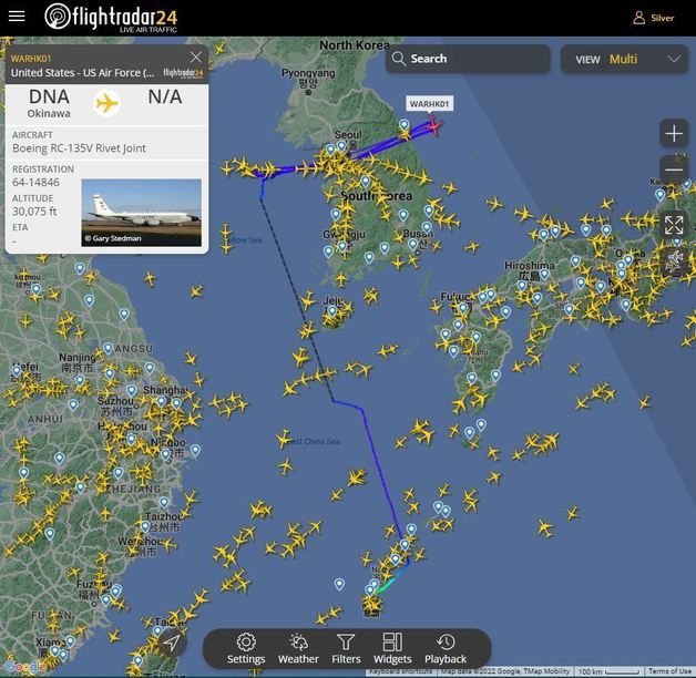 일본 오키나와현 소재 주일미군 가데나 공군기지에서 이륙한 RC-135V ‘리벳조인트’ 정찰기가 21일 오후 한반도 상공에서 임무를 수행 중이다. (플라이트레이더24 캡처)