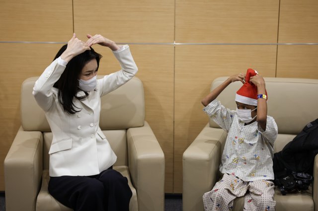 윤석열 대통령 부인 김건희 여사가 21일 오후 서울아산병원을 찾아 심장질환 수술을 받고 회복 중인 캄보디아 아동 옥 로타 군을 격려하고 있다. 대통령실 제공