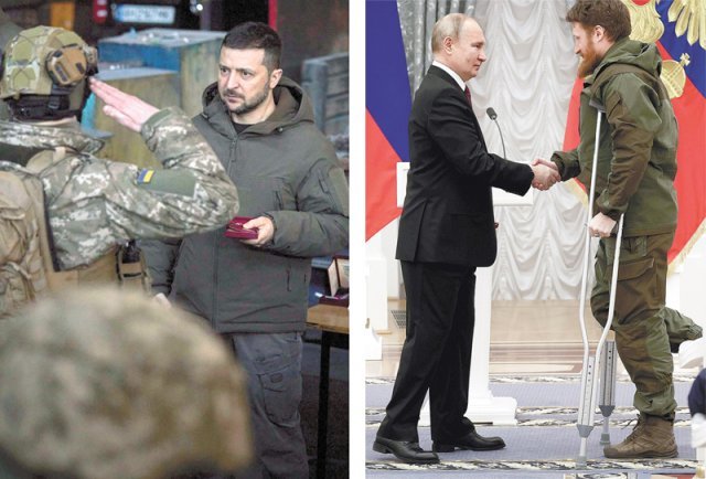 젤렌스키, 최전선 찾아 훈장 수여… 푸틴, 부상 언론인에 훈장 러시아의 우크라이나 침공 300일째인 20일 볼로디미르
 젤렌스키 우크라이나 대통령(왼쪽 사진 오른쪽)이 최전선 도네츠크 바흐무트를 찾아 참전 군인에게 훈장을 수여하기 전 경례를 받고 
있다. 같은 날 블라디미르 푸틴 러시아 대통령(오른쪽 사진 왼쪽)이 모스크바 크렘린궁에서 친정부 언론인 세묜 페고프에게 훈장을 준
 뒤 악수하고 있다. 소셜미디어에서 가짜 뉴스, 조작 동영상 유포로 유명한 페고프는 10월 도네츠크에서 대인 지뢰에 다리를 다친 
것으로 알려졌다. 바흐무트·모스크바=AP 뉴시스