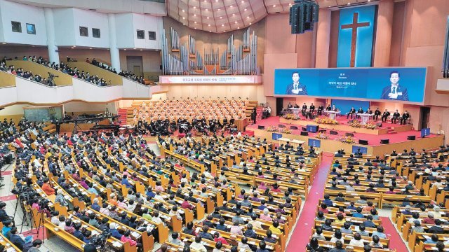 지난달 서울 여의도순복음교회에서 열린 ‘한국 교회 위로와 회복의 예배’. 이영훈 담임목사는 “기독교는 영원한 희망의 종교”라며 
“밤이 깊으면 새벽이 밝아오듯, 고난의 시간을 지나고 나면 희망의 미래가 밝아오게 된다”고 말했다. 여의도순복음교회 제공