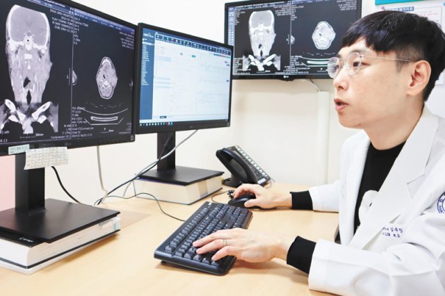 인하대병원 혈액종양내과 임주한 교수가 암 환자의 컴퓨터단층촬영(CT) 사진을 보면서 치료방법 등을 설명하고 있다. 인하대병원 제공