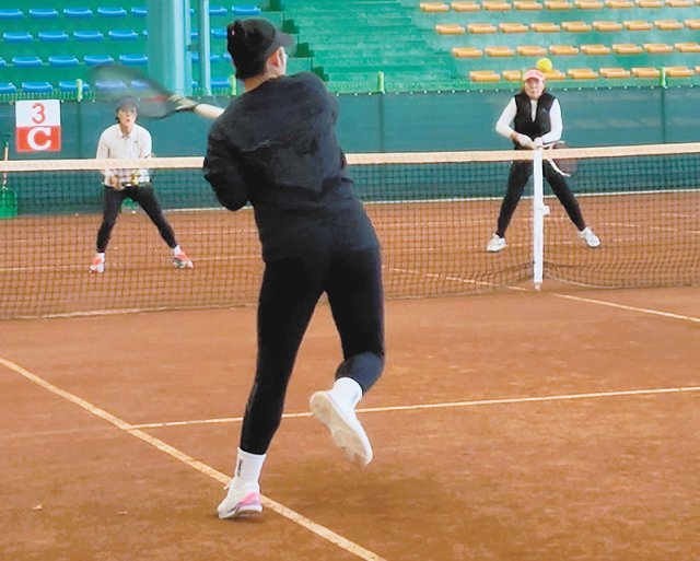 올해 동호인 테니스 여자 신인 선수가 나서는 개나리부 랭킹 1위에 오른 김사랑 씨(가운데)가 지난달 경북 문경시에서 열린 대회 복식 경기에서 포핸드 공격을 하고 있다. 김사랑 씨 제공