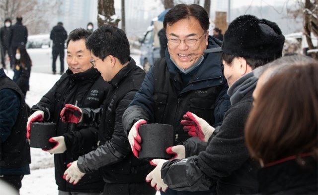 국민의힘 정진석 비상대책위원장(가운데)을 비롯한 지도부와 자원봉사자들이 21일 서울 강남구 구룡마을에서 연탄 나눔 봉사 활동을 하고 있다. 뉴스1