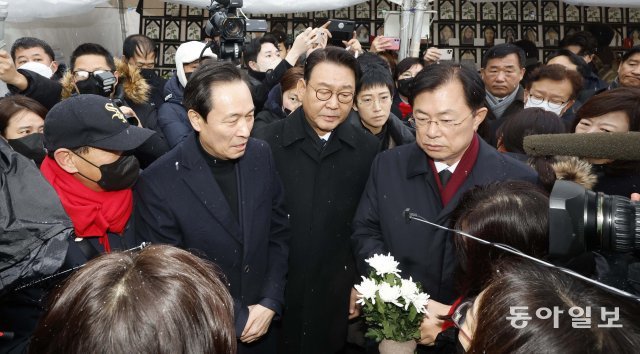 우상호 위원장을 비롯한 여야 국조특위 위원들이 21일 오전 서울 녹사평역 희생자 시민분향소를 조문한 뒤 유가족들과 대화하고있다.  원대연 기자 yeon72@donga.com