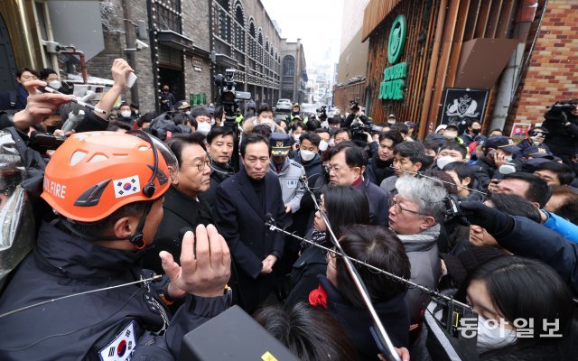 이태원참사 국정조사특별위원회 우상호 위원장과 특조위원들이 21일 서울 용산구 이태원 참사현장을 찾아 최성범 용산소방서장의 브리핑을 듣고 있다. 원대연 기자 yeon72@donga.com