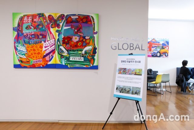 현대엔지니어링 사내 장애인 미술 작가의 작품이 현대엔지니어링 본사 1층 회의실 공간에 전시돼 있다. 현대엔지니어링 제공