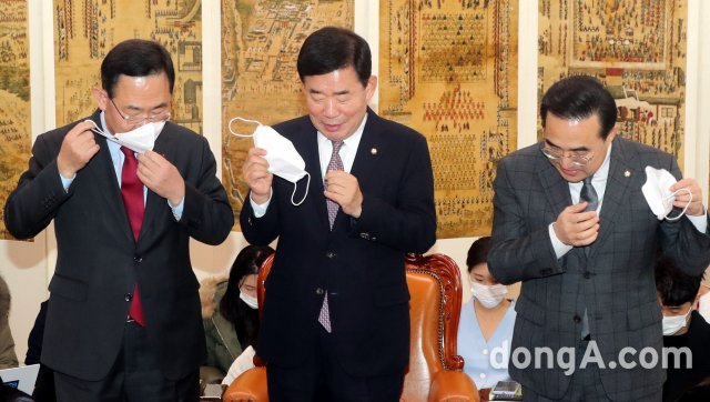 국민의힘 주호영 원내대표(왼쪽)와 더불어민주당 박홍근 원내대표(오른쪽)가 지난 16일 국회에서 김진표 국회의장이 주재한 원내대표 회동에 참석해 마스크를 벗고 있다. 김동주기자 zoo@donga.com