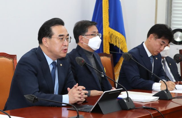 더불어민주당 박홍근 원내대표(왼쪽)가 22일 서울 여의도 국회에서 열린 정책조정회의에서 발언하고 있다. 뉴시스