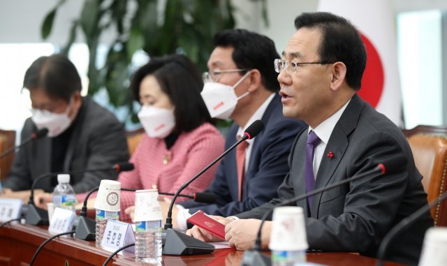 국민의힘 주호영 원내대표(오른쪽)가 22일 오전 서울 여의도 국회에서 열린 비상대책위원회의에서 발언하고 있다. 뉴시스