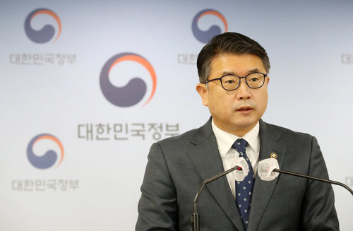 장상윤 교육부 차관이 22일 서울 종로구 정부서울청사에서 열린 브리핑에서 ‘2022 개정 교육과정’ 을 발표하고 있다. 뉴시스
