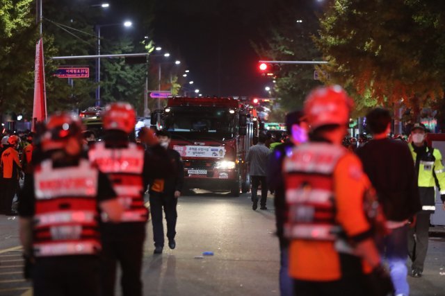 지난 10월 30일 사고가 발생한 서울 용산구 이태원 거리가 소방대원들과 시민들로 어수선한 모습을 보이고 있다. 뉴스1