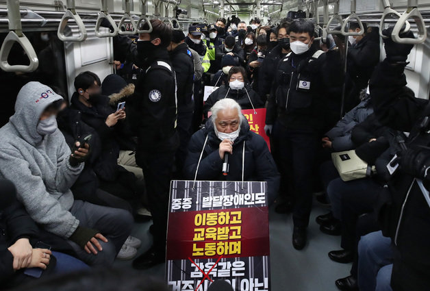 박경석 전국장애인차별철폐연대(전장연) 대표가 지난 20일 오전 서울 광화문역에서 장애인 권리 예산 보장을 촉구하는 지하철 탑승 선전전을 하고 있다. 2022.12.20/뉴스1