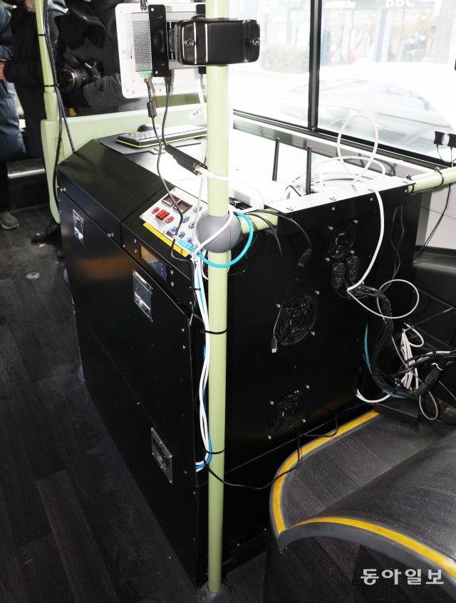 버스 내부 한가운데에 컴퓨터가 있습니다. 운행을 통제합니다.