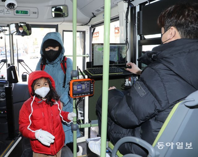 첫 승객이 된 가족입니다. 마을버스를 기다리다 자율주행 버스를 발견하고 탑승하셨다고 합니다. 아이들과 엄마아빠, 그리고 아이들의 할머니 등 3대가 청와대 관람을 예약하셨네요.