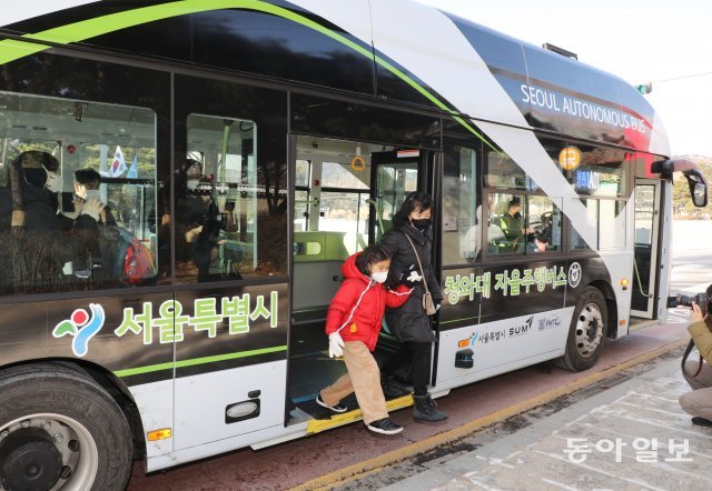 경복궁역에서 탄 어린이는 할머니 손을 꼭 잡고 청와대 앞에서 내렸습니다.