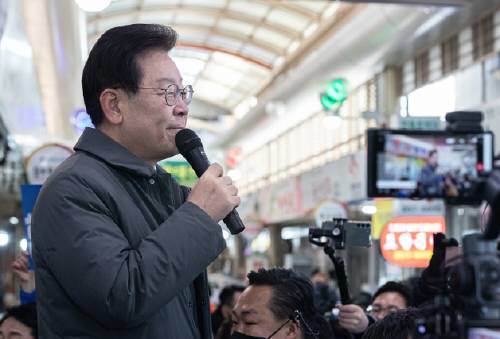 이재명 더불어민주당 대표가 22일 오전 경북 안동시 옥야동 안동중앙신시장에서 시민들에게 발언을 하고 있다… 뉴스1