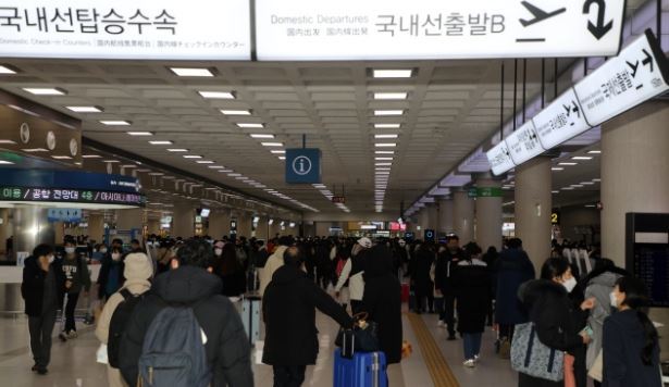 22일 오후 제주국제공항 출발 대합실이 항공기 이용객들로 북적이고 있다. 뉴스1