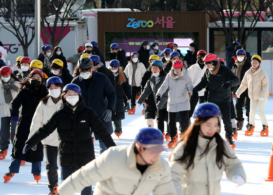 22일 오후 서울광장 스케이트장에서 시민들이 스케이트를 타고 있다. 신종 코로나바이러스 감염증(코로나19) 유행으로 문을 닫은지 3년 만에 재개장한 서울광장 스케이트장은 내년 2월 12일까지 운영된다. 2022.12.22/뉴스1 ⓒ News1