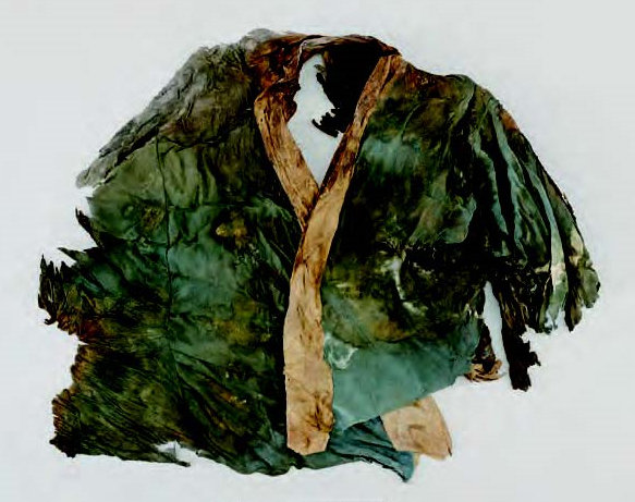 2017년 몽골 서부 알타이 산맥 근처 시베트 하이르한에서 출토된 약 2000년 전의 비단옷. 국립문화재연구원 제공