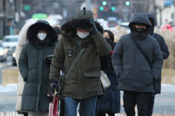 절기상 밤의 길이가 가장 길다는 ‘동지(冬至)’인 22일 오전 서울 종로구 광화문네거리에서 두꺼운 옷을 입은 시민들이 발걸음을 옮기고 있다. 2022.12.22. 뉴스1