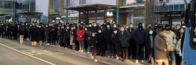 23일 오전 6시24분께 서울 지하철 3호선 열차 운행이 중단되면서 구파발역 환승센터가 대체교통수단을 이용하려는 시민들로 북적이고 있다. 뉴시스