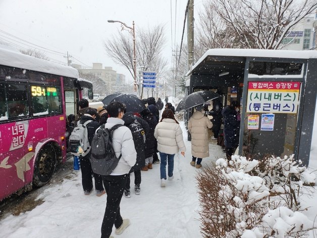 23일 오전 대설특보가 발효된 광주·전남 지역에 전날부터 내린 눈으로 시내버스와 택시 등 운행에 차질을 빚으면서 버스정류장에 승객들이 가득차 있다.2022.12.23/뉴스1