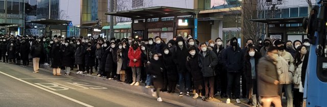 23일 오전 6시24분께 서울 지하철 3호선 무악재~독립문 구간에서 연기가 발생, 약수역~구파발역 간 열차 운행이 중단되면서 이용객들이 불편을 겪고 있다. 이날 오전 서울 은평구 구파발역 환승센터가 대체교통수단을 이용하려는 시민들로 북적이고 있다. 뉴시스