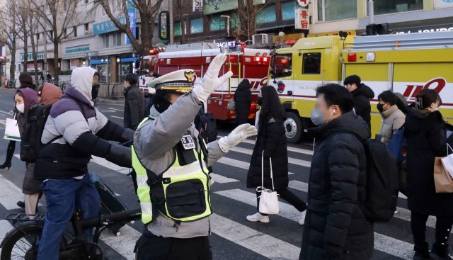 23일 서울 지하철 3호선 독립문역 앞에서 시민들이 버스를 이용하기 위해 횡단보도를 걷고 있다. 무악재역-독립문역 구간 선로에 화재가 발생해 열차 운행이 중단됐다. 뉴시스