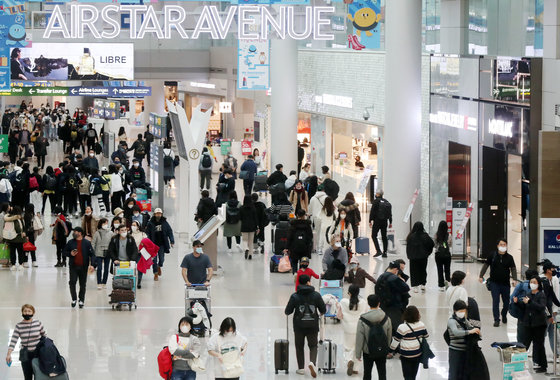 12일 인천국제공항 제1여객터미널 면세점이 해외 여행객들로 붐비고 있다. 2022.12.12/뉴스1 ⓒ News1