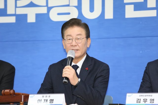 이재명 더불어민주당 대표가 23일 오전 강원 춘천시 더불어민주당 강원도당에서 열린 제49차 강원 현장 최고위원회의에서 ‘성남FC 후원금 의혹’ 사건과 관련해 검찰 소환장을 받은 데 대한 입장을 밝히고 있다. 2022.12.23. 춘천=뉴시스