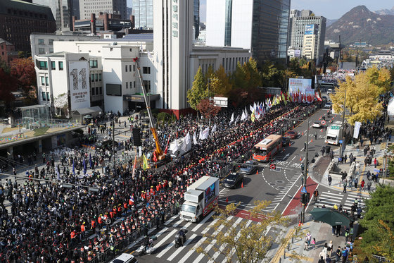 민주노총·한국노총 등 진보단체 관계자들이 29일 오후 서울 종로구 세종대로 일대에서 대규모 집회를 하고 있다. 2022.10.29/뉴스1