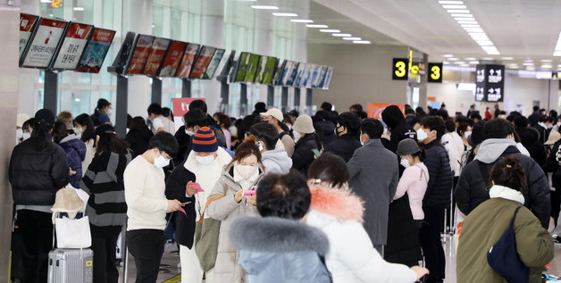 23일 오후 제주국제공항 3층 출발 대합실에 있는 항공사별 체크인 카운터 앞이 항공권을 잡으려는 이용객들로 북적이고 있다.2022.12.23/뉴스1