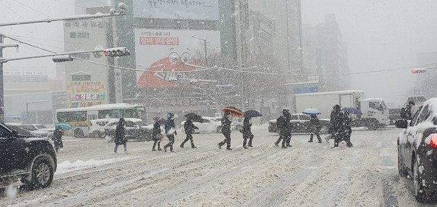 많은 눈이 내리는 23일 광주 서구 버스터미널 인근에서 시민들이 폭설을 맞으며 출근길 발걸음을 재촉하고 있다. 2022.12.23/뉴스1