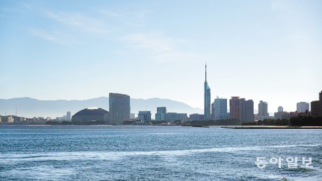 선상에서 바라본 후쿠오카 시내. 왼쪽의 돔은 프로야구단 ‘후쿠오카 소프트뱅크 호크스’의 안방구장이고, 높이 234m의 후쿠오카 타워(가운데)도 보인다.