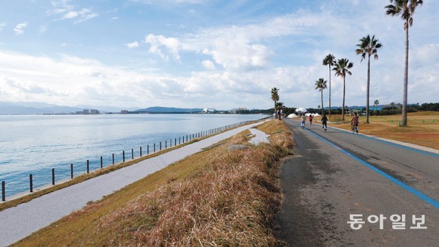 우미노나카미치 해변 공원은 ‘자전거 힐링’ 산책 코스로 인기 있다.