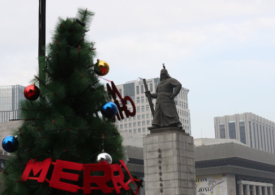 성탄절인 25일 서울 광화문광장에 설치된 트리 뒤로 서울 도심이 뿌옇게 보이고 있다. 국립환경과학원은 이날도 수도권과 강원영서, 충청과 전북, 경북 지역 초미세먼지 농도가 ‘나쁨’을 이어갈 것으로 예보했다. 2019.12.25/뉴스1