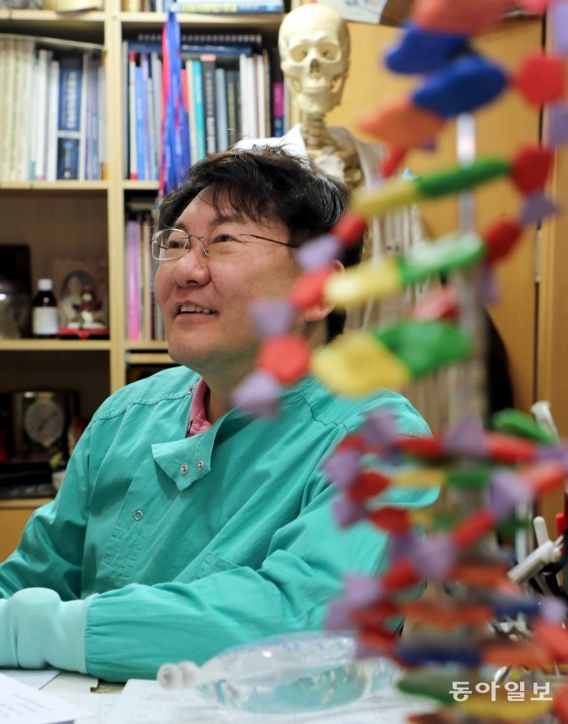 이희영 박사가 서울 강남구 신사동 메디칸 연구실에서 염색체의 텔로미어 모형이 보이는 가운데 활짝 웃고 있다. 이훈구 기자 ufo@donga.com