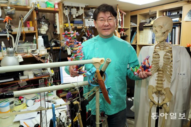 이희영 박사가 서울 강남구 신사동 메디칸 연구실에서 염색체의 일부인 텔로미어 모형을 들어보이고 있다. 오른쪽은 인도의 미인이 사망한 뒤 그의 뼈 구조를 그대로 만든 모형. 이훈구 기자 ufo@donga.com