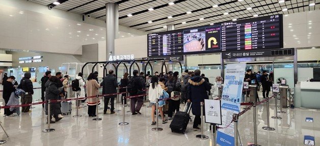 제주를 떠나려는 관광객 등이 제주노선 항공기 운항이 재개된 23일 오전 제주국제공항 탑승장으로 입장하고 있다.2022.12.24/뉴스1