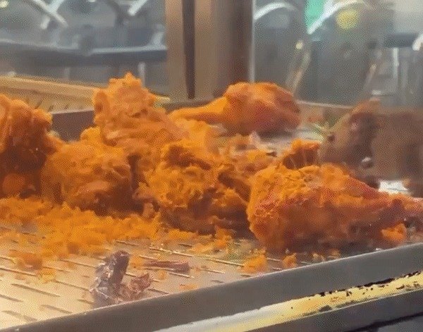 말레이시아 식당 치킨 매대에서 포착된 쥐. (트위터 갈무리)