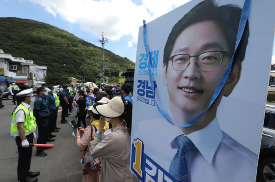 김경수 전 경남도지사 지지자들이 지난해 7월26일 경남 창원시 마산구 창원교도소 앞에서 김 전 지사를 응원하고 있다./뉴스1