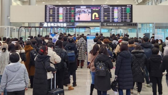 강풍과 폭설 등으로 끊겼던 제주노선 항공기 운항이 재개된 24일 제주국제공항 국내선 탑승장이 관광객과 시민들로 붐비고 있다. 뉴스1