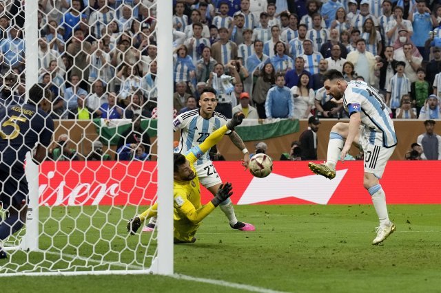 리오넬 메시(아르헨티나)가 프랑스와의 카타르월드컵 결승전에서 3-2로 앞서나가는 골을 넣고 있다.  AP 뉴시스